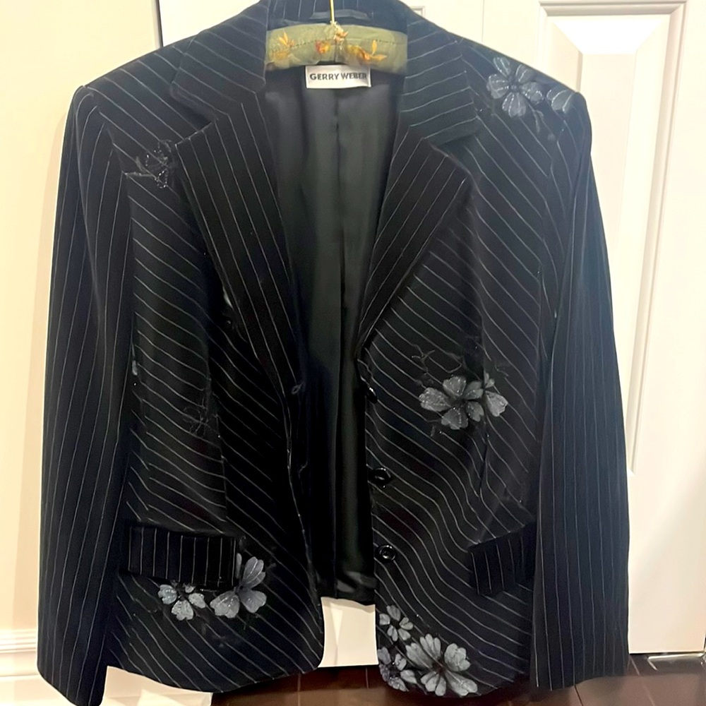 Gerry Weber Women’s Vintage Black Blazer. Size 14